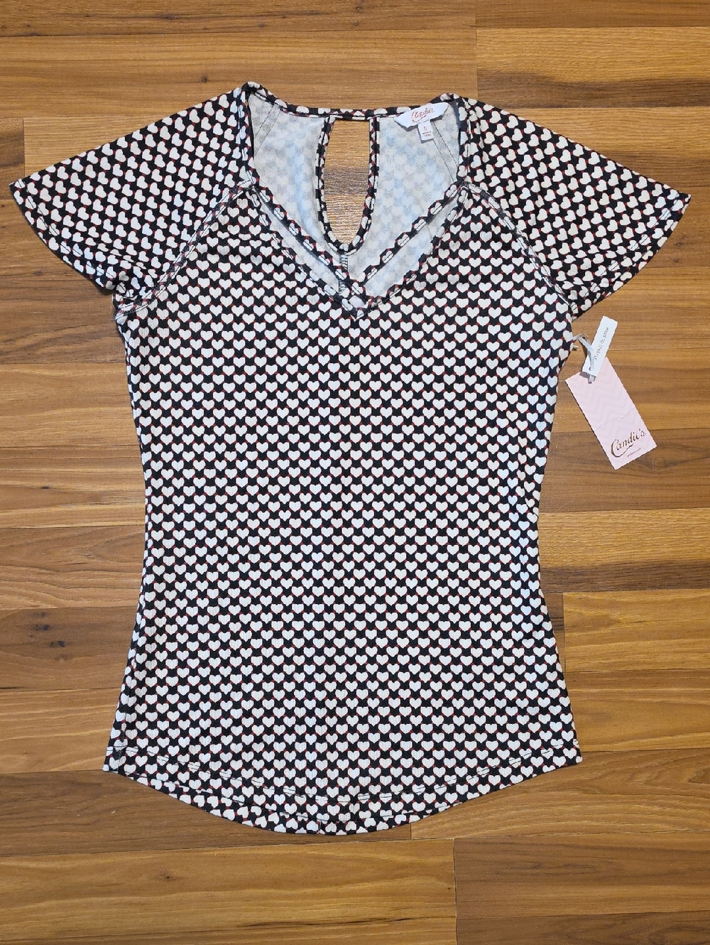 Candie's Black & White Heart Print V-Neck Keyhole Tee